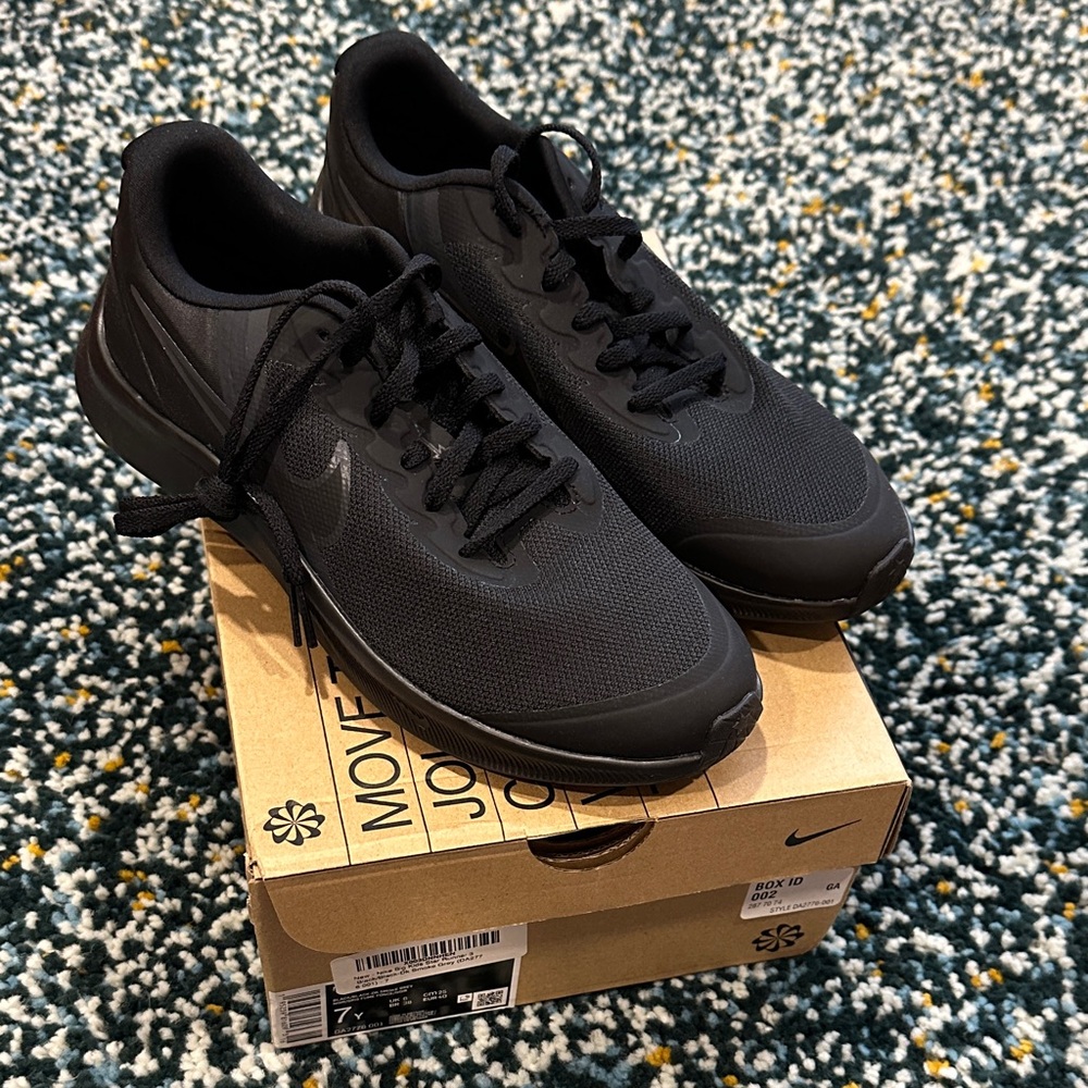 Nike Big Kids Black Dark Smoke Grey Athletic Sneakers size 7Y Star Runner 3